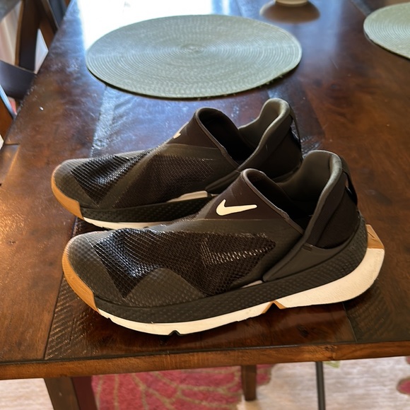 Like new Nike Flyease women’s8/men’s6 black, white & gum colored bottom - Picture 2 of 8